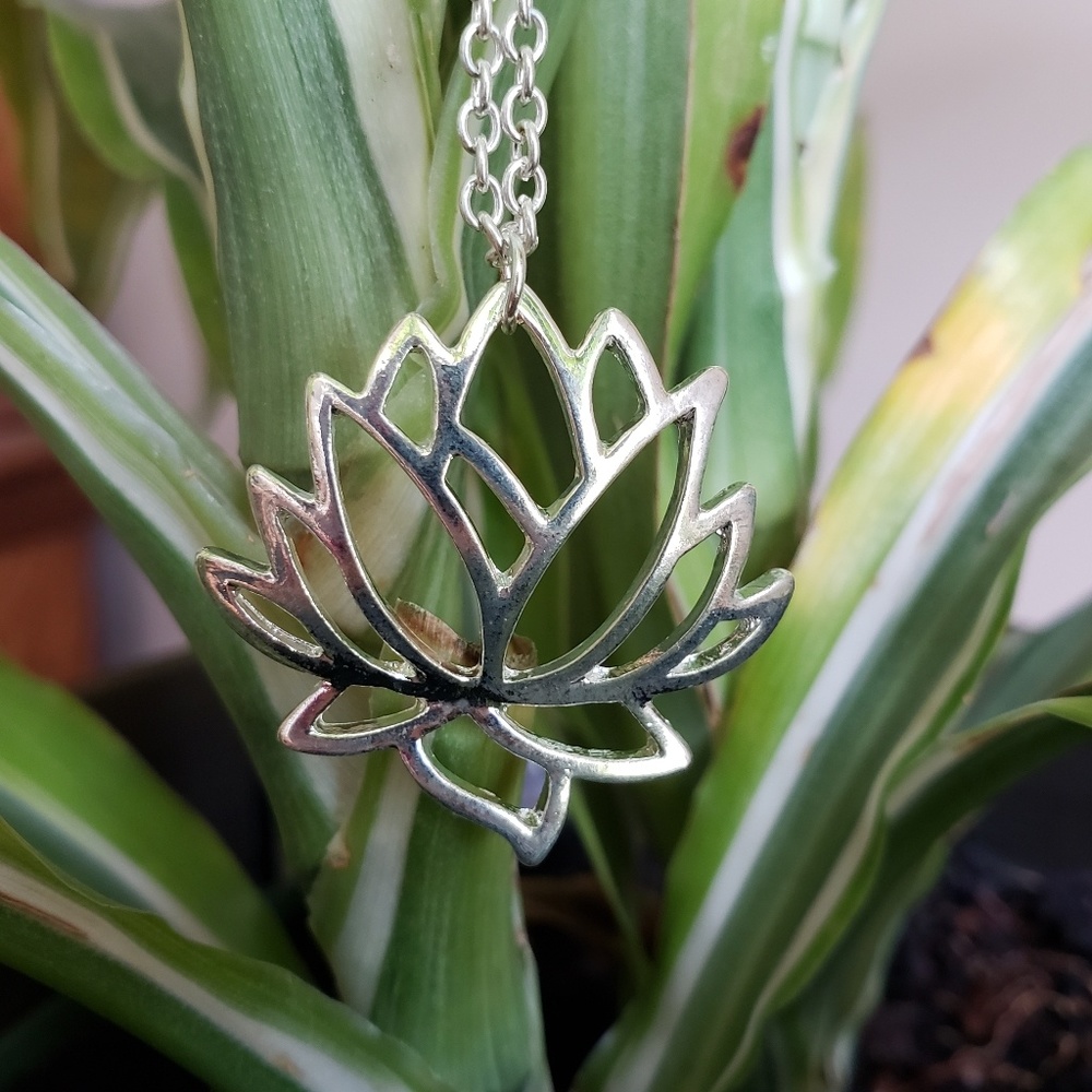 🌷Lotus Flower Necklace - Picture 3 of 5